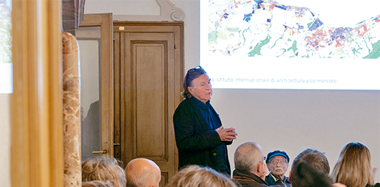 Beat Consoni präsentiert seine Gedanken zur Raumplanung am schweizerischen Bodenseeufer, Luigi Snozzi hört aufmerksam zu. (Foto: Marcelo Villada Ortiz)