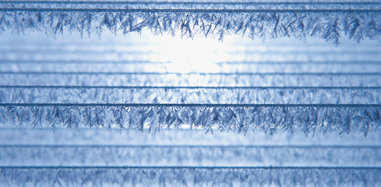 Schnee lässt sich auch im Labor herstellen. Ist die Luft kalt genug und mit Wasserdampf übersättigt, bilden sich Schneekristalle, die im Labor an Nylonfäden entstehen. (Primus-Verlag 2013)