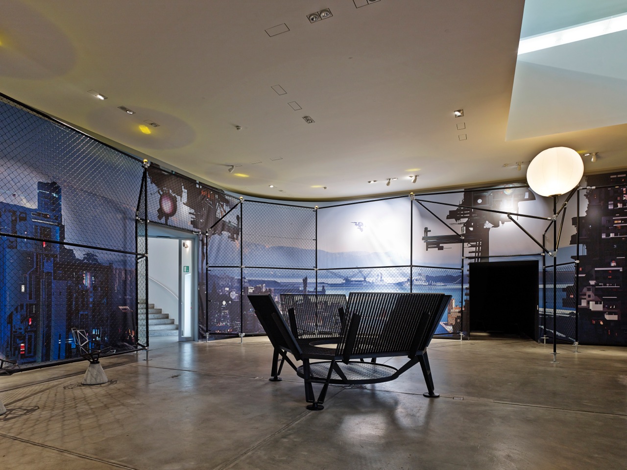 Die Installation Public Space in Raum 3 der Ausstellung, eine fiktive urbane Landschaft. (Bild: Mark Niedermann � Vitra Design Museum)