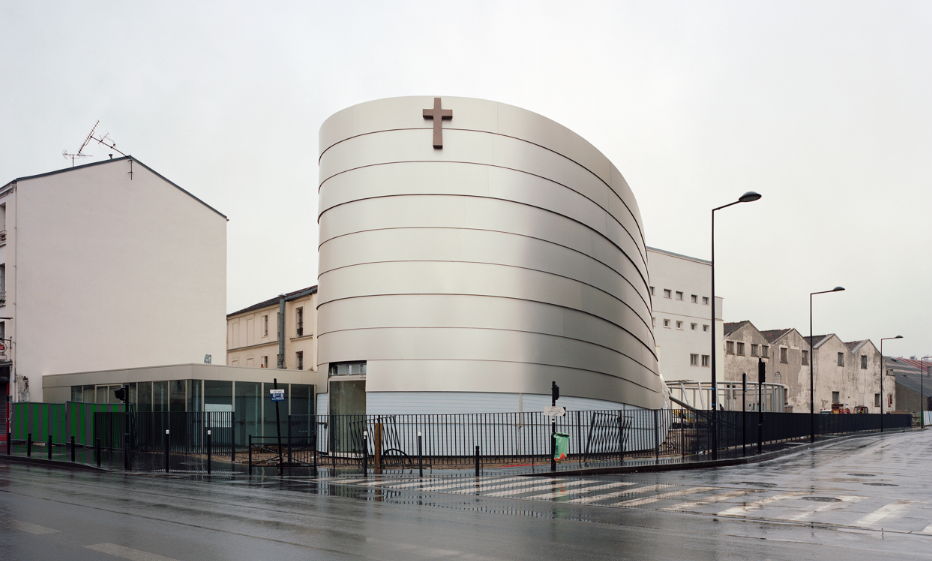 Der Baukörper der Kirche integriert sich in die vorstädtisch geprägte Umgebung (gebaut 2013). (Bild: Patrick Berger et Jacques Anziutti architectes / Franck Badaire)