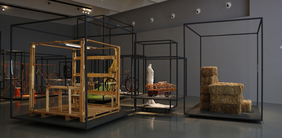 Im Vordergrund der Strohsessel von Alessandro Mendini, ein Holztisch zum Nachbauen von Enzo Mari und der Spielwagen «Disco Volante» von Raffaella Crespi. (Bild: Triennale Design Museum)