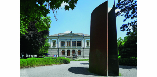 Zwei Lieblingsobjekte von Franz Eberhard: das Natur- und Kunstmuseum St. Gallen von Johann Christoph Kunkler, davor die Plastik «Trunk Johann Conrad Schlaun Recomposed» von Richard Serra. (Foto: Meinrad Hirt)