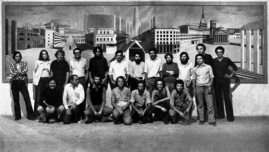 Mitarbeiter Aldo Rossis vor Arduino Cantaforas Wandgemälde «La città analoga» für die XV. Triennale di Milano 1973.