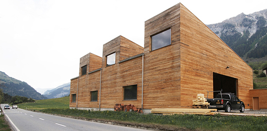 Abbundhalle Mani Holzbau, Pignia, 2011. Architektur: Iseppi/Kurath GmbH.