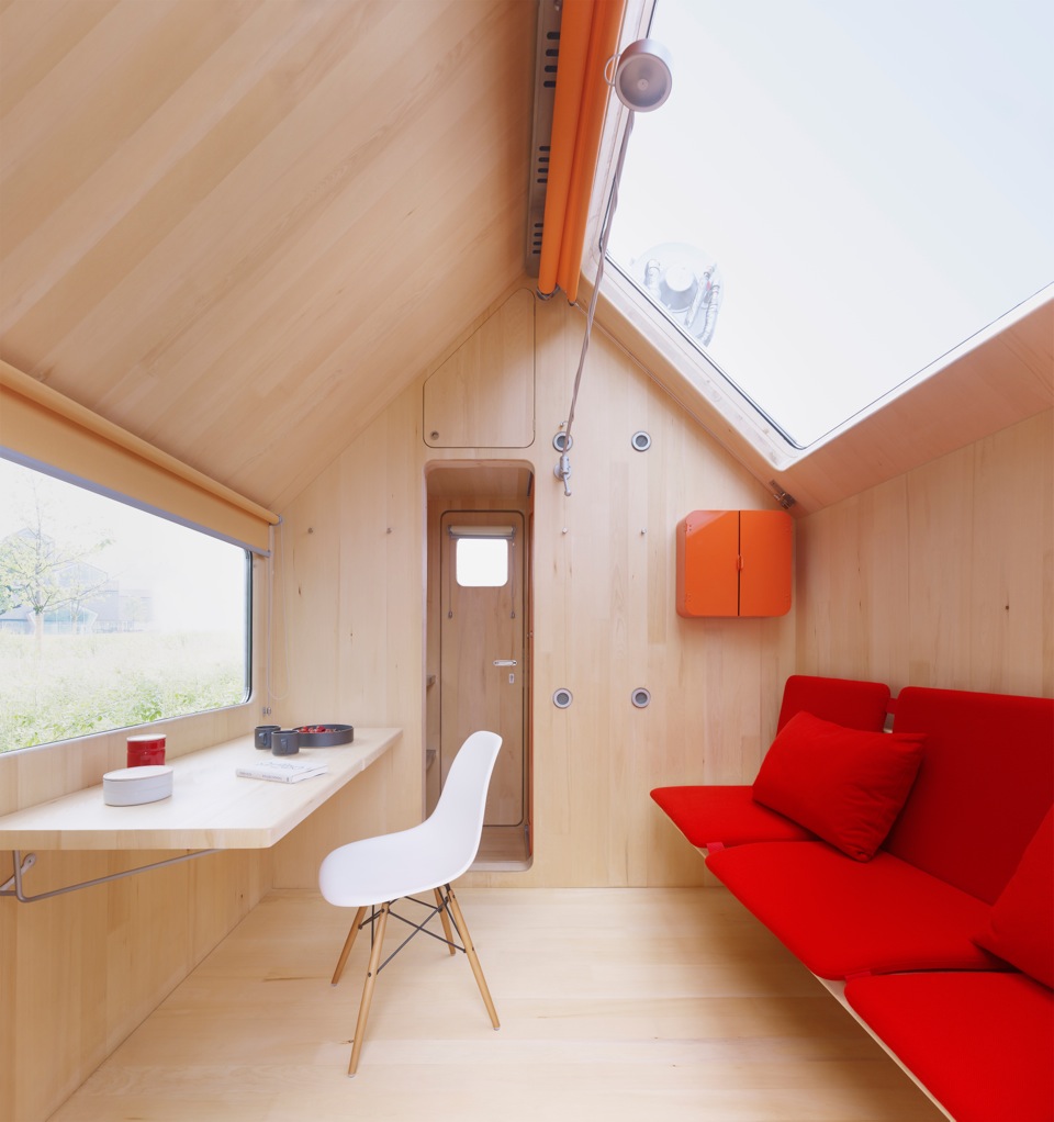 Der Wohnraum ist hell und so karg wie nützlich möbliert. (Foto: Julien Lanoo © Vitra)
