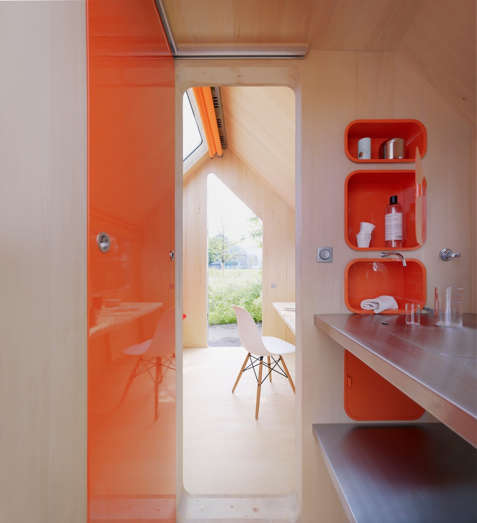 Die Serviceräume mit Küche, WC und Dusche bieten Komfort auf engstem Raum. (Foto: Julien Lanoo © Vitra)