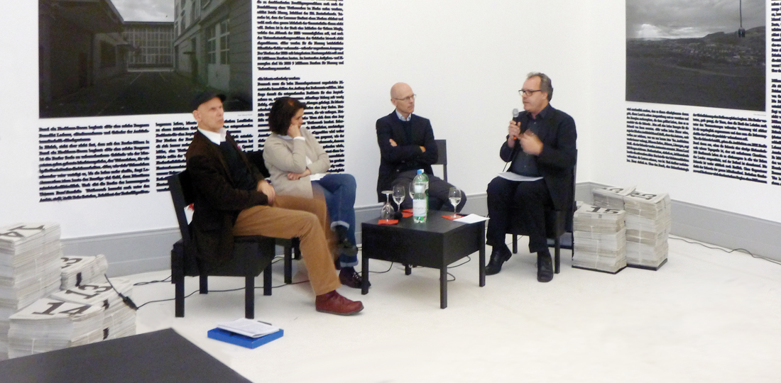 Drei Architekturkritiker: Otto Karpfinger, Amber Sayah, Gerhard Mack (von links nach rechts). Moderation: Huberts Adam, S AM.