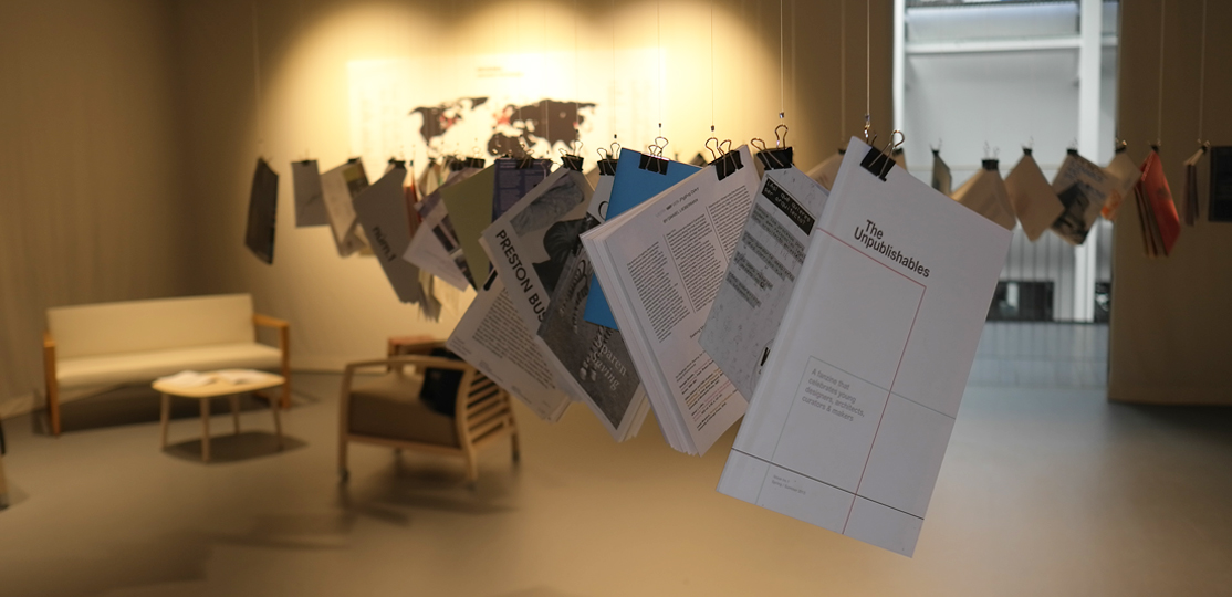 Die Archzines lassen sich abhängen und können in der Sitzecke gelesen werden.