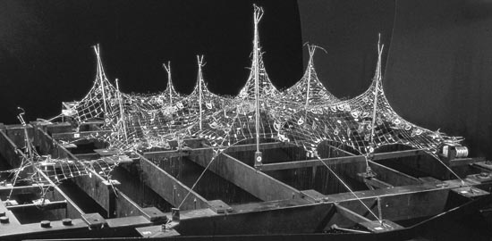 Deutscher Pavillon, Montreal, 1967 (mit Rolf Gutbrod, Fritz Leonhardt). Messmodell zur Ermittlung der Seilkräfte im Netz.