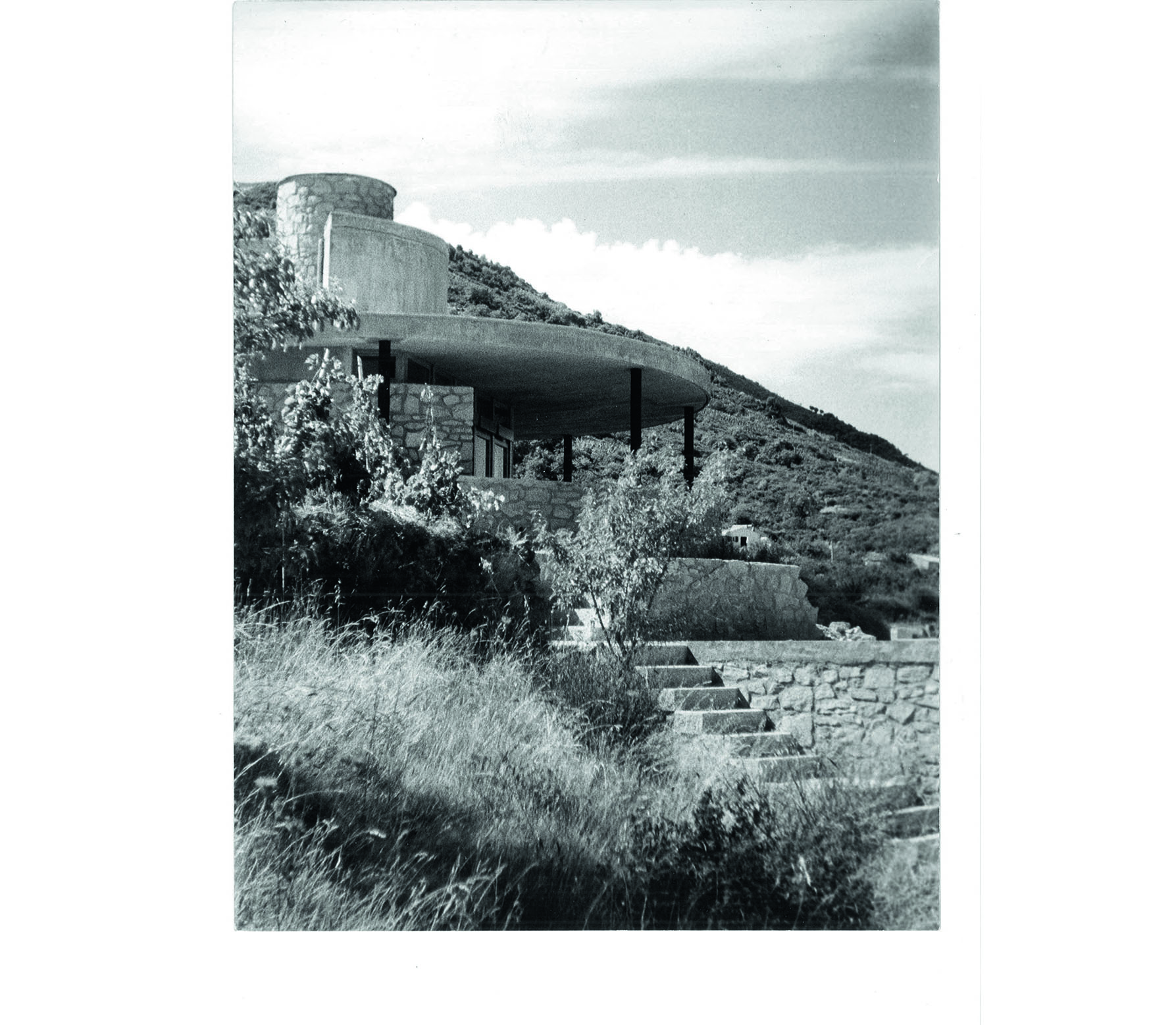 Vista dall accesso principale della casa a Sant Andrea di Angelo Andina, Isola d Elba,1966. (Foto: Archivio Architetti Ticinesi)