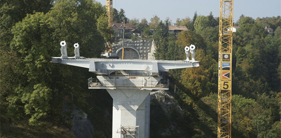 Montage du pont de la Poya