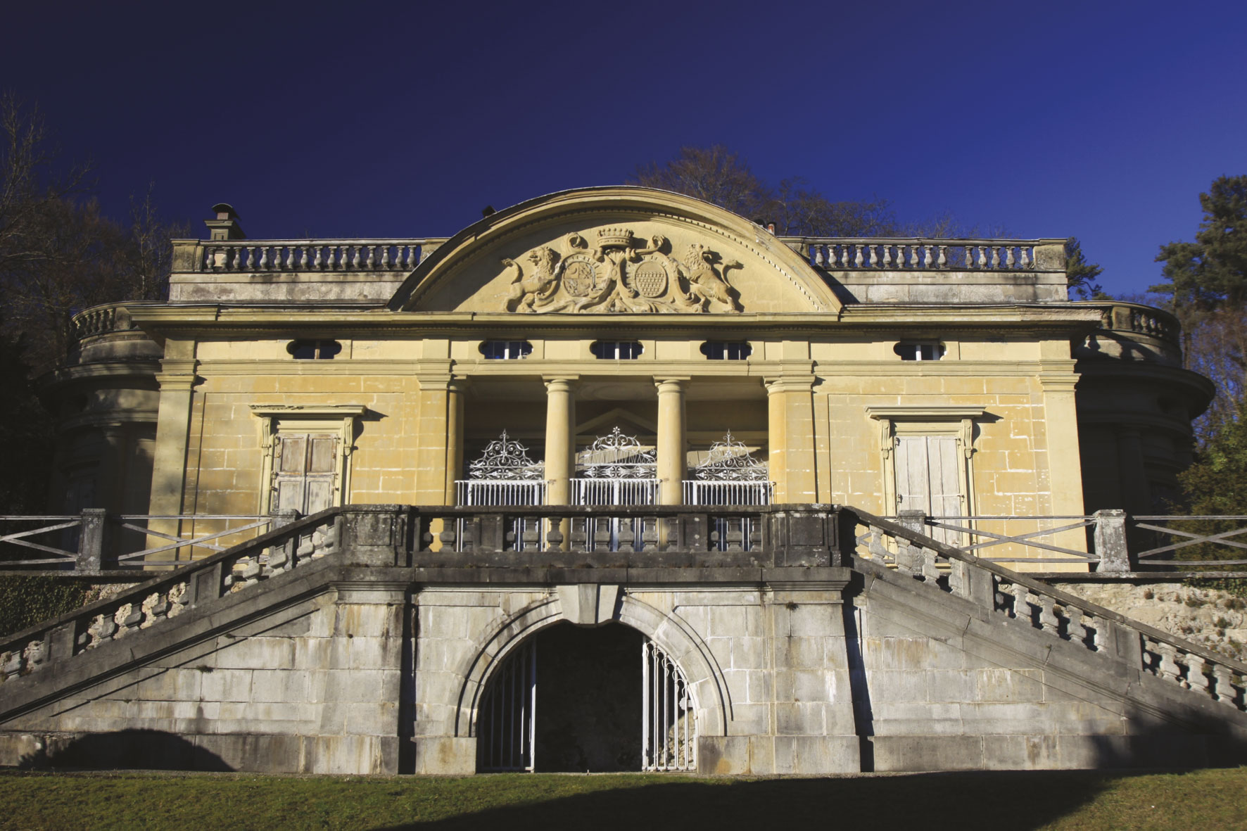Façade sud du château de la Poya. La tripartition, organisée par les entrecolonnements du portique et les deux portes axiales, fait référence au traité de Palladio.