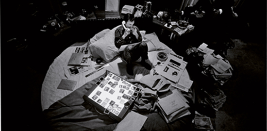 Hugh Hefner dans son lit circulaire, en 1966 (Copyright Burt Glinn/ Magnum Photos)