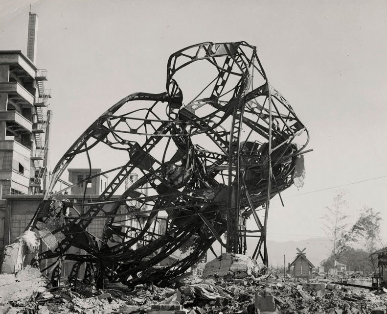 GZ2800, 20 novembre 1945, USSBS 2?: 322, Photo 156-XA. Vers l’Est. Débris d’un théâtre. Structure initialement déformée par l’explosion. Déformation additionnelle causée par l’incendie
