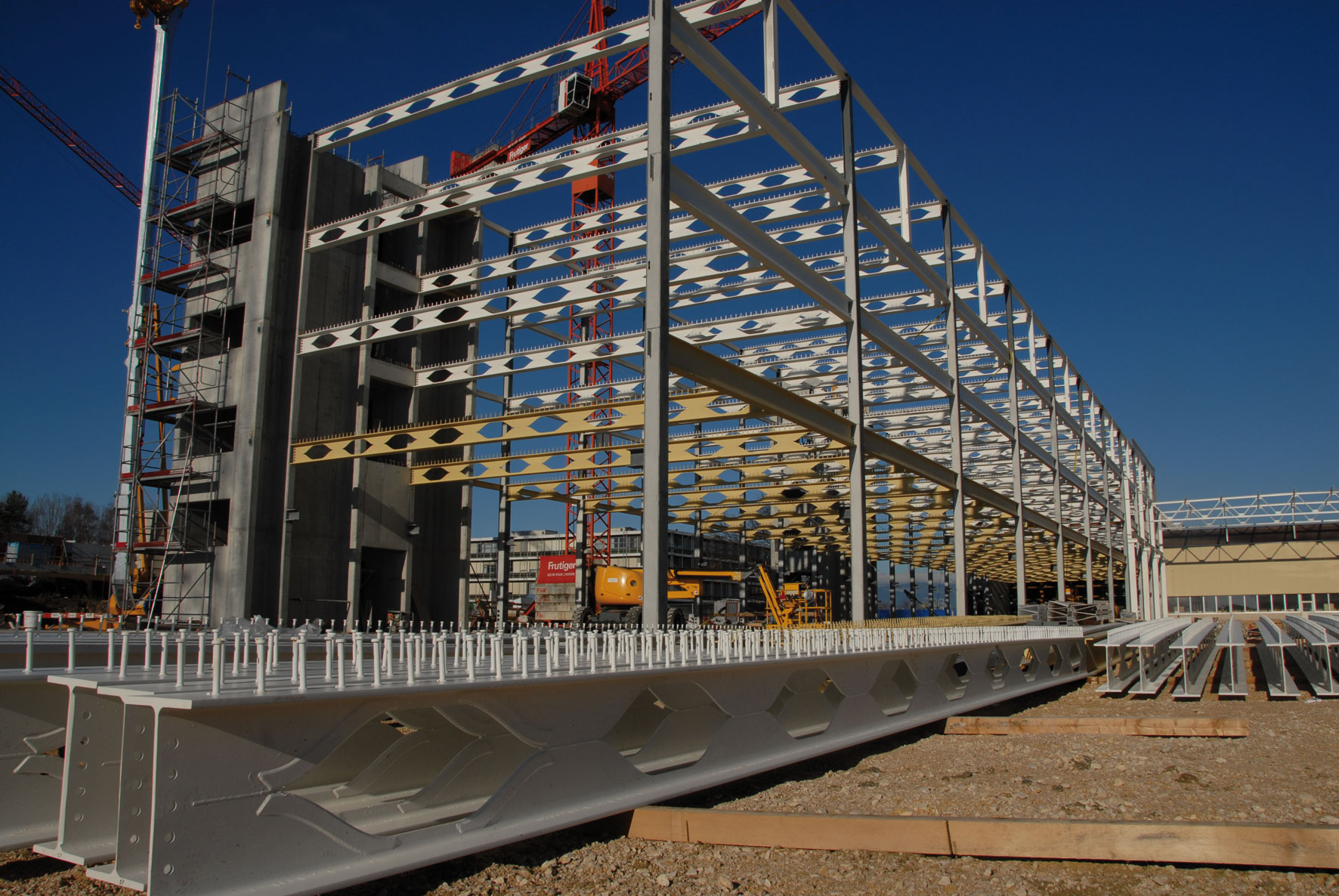 Structure en cours de montage à l’usine Bobst?: les poutres des étages 2 et 3 seront laissées sans protection, celles sur rez seront protégées avec une peinture intumescente. Les colonnes sont réalisées en construction mixte acier-béton
