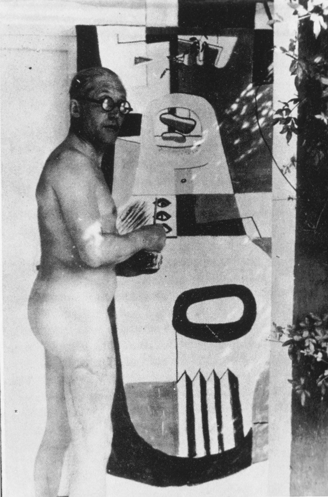 Le Corbusier en train de peindre l’une des fresques à Cap Martin