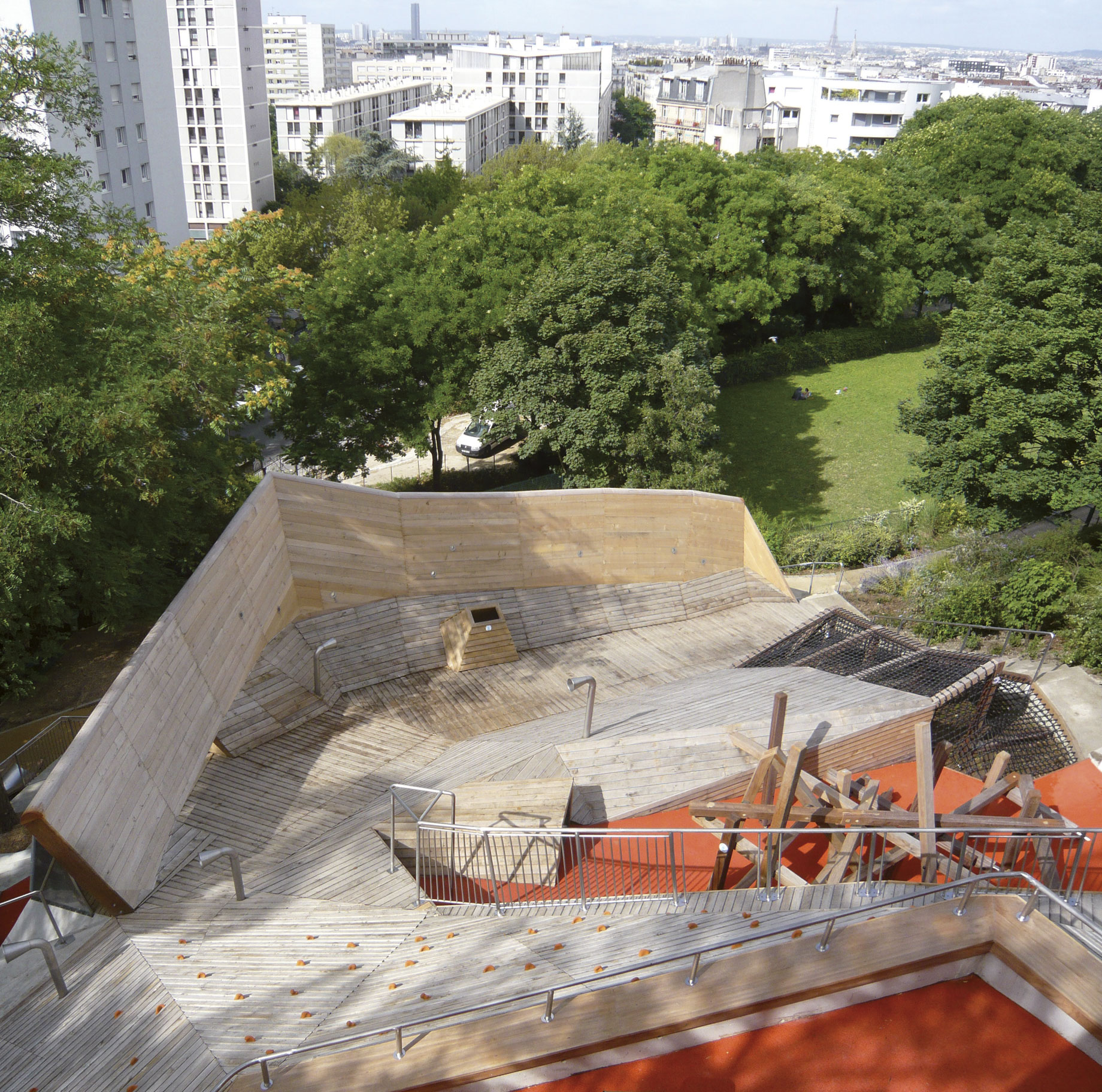 Vue sur Paris depuis la tour de l’aire de jeux