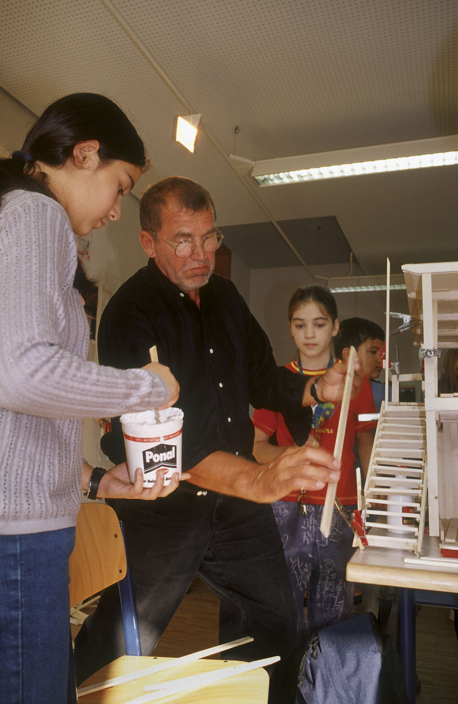 Peter Hübner réalisant des maquettes avec des écoliers