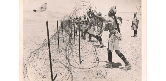 Soldats britanniques posant du barbelé quelque part en Afrique du Nord, pendant la seconde guerre mondiale