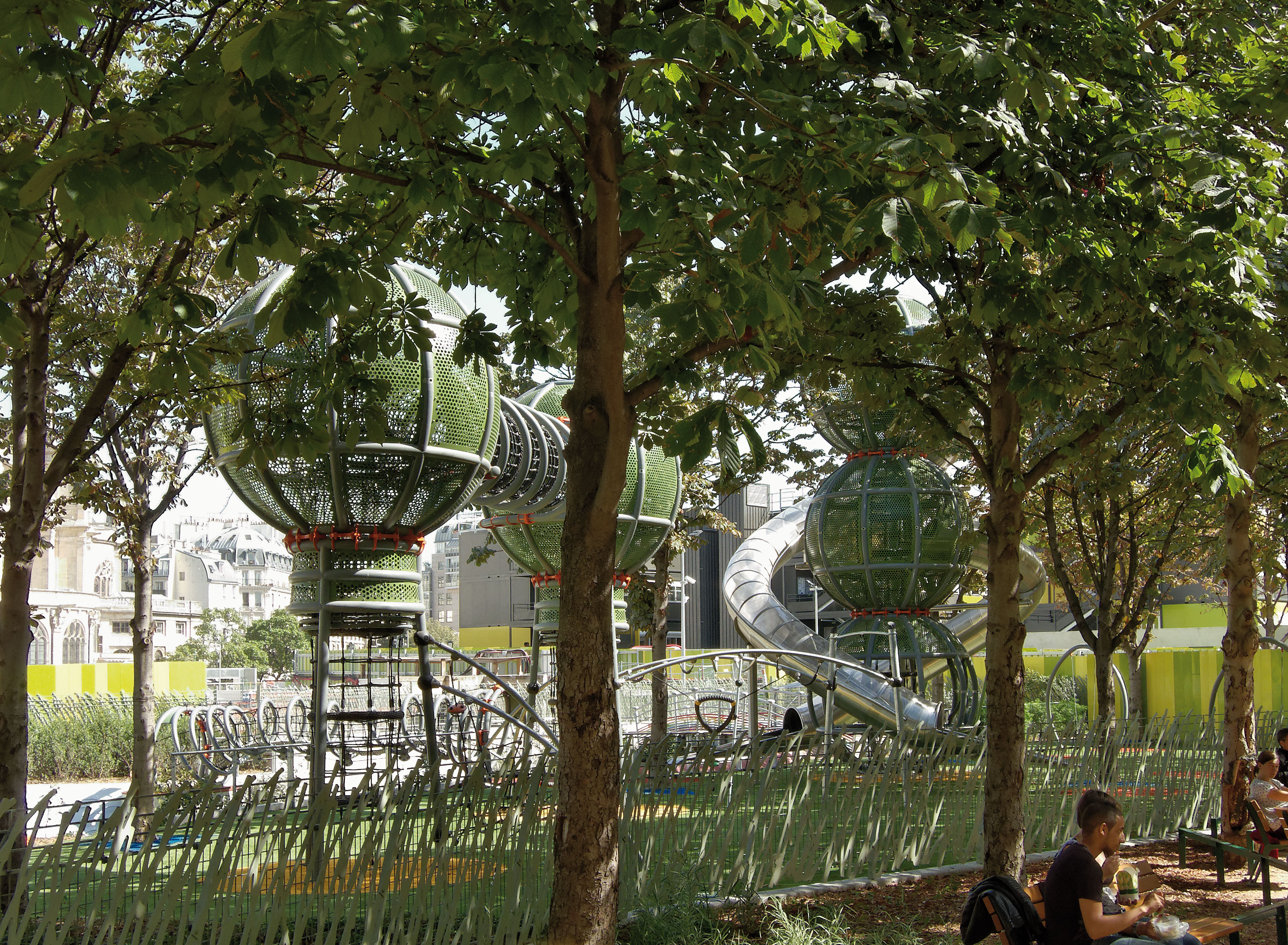 Les aires de jeux définitives ont été les premiers éléments livrés, réalisées par Henri Marquet sculpteur, IMAGINAL Ingénierie et AEP architectes paysagistes