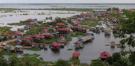 Le lac du Tonle Sap au sud d’Angkor, pendant la mousson. Le Tonle Sap est une sorte de gigantesque «?poumon hydraulique?» qui se remplit ou se vide au fil des crues du Mékong.