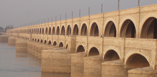Digue de dérivation de Sukkur?; d’une longueur de 1600 m, elle alimente 10?800 km de canaux et 76?000 km de rigoles pour l’acheminement de l’eau vers les champs.