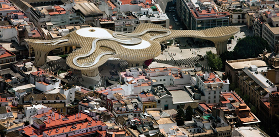Metropol Parasol, une superstructure posée dans la vieille ville de Séville par l’architecte berlinois Jürgen Meyer H.