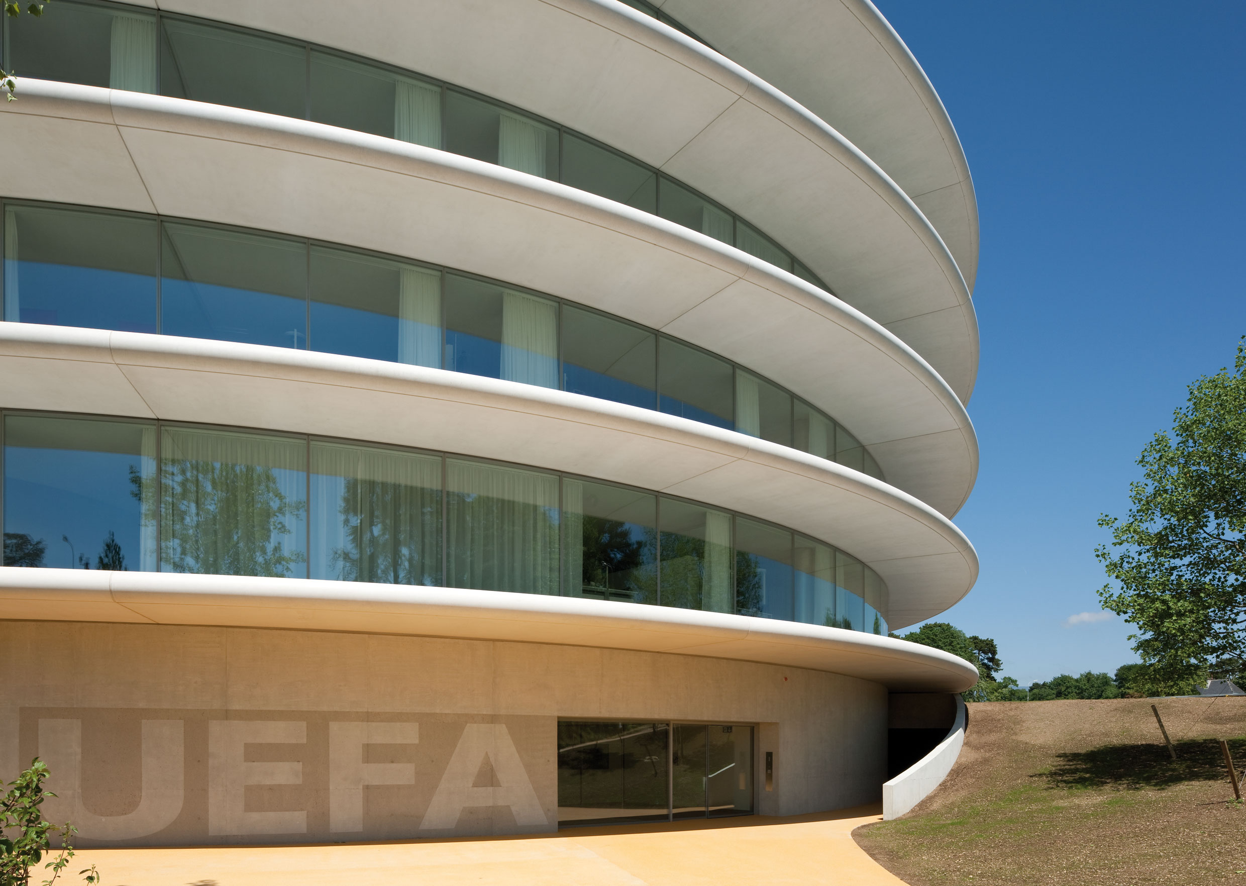 UEFA bâtiment administratif à Nyon de BASSICARELLA Architectes SA, Genève