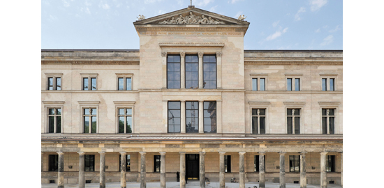 La reconstruction du Neues Museum fait partie d’un vaste projet de restauration et de réaménagement de l’ensemble des musées au cœur de Berlin. David Chipperfield a reçu le prix Mies van der Rohe 2011 pour ce projet.