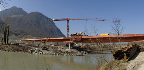 Le viaduc sur le Rhône avec les chariots pour le bétonnage des parapets