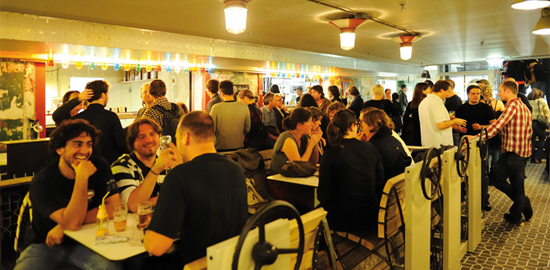 Le bar et le dispositif flexible des tables et des chaises