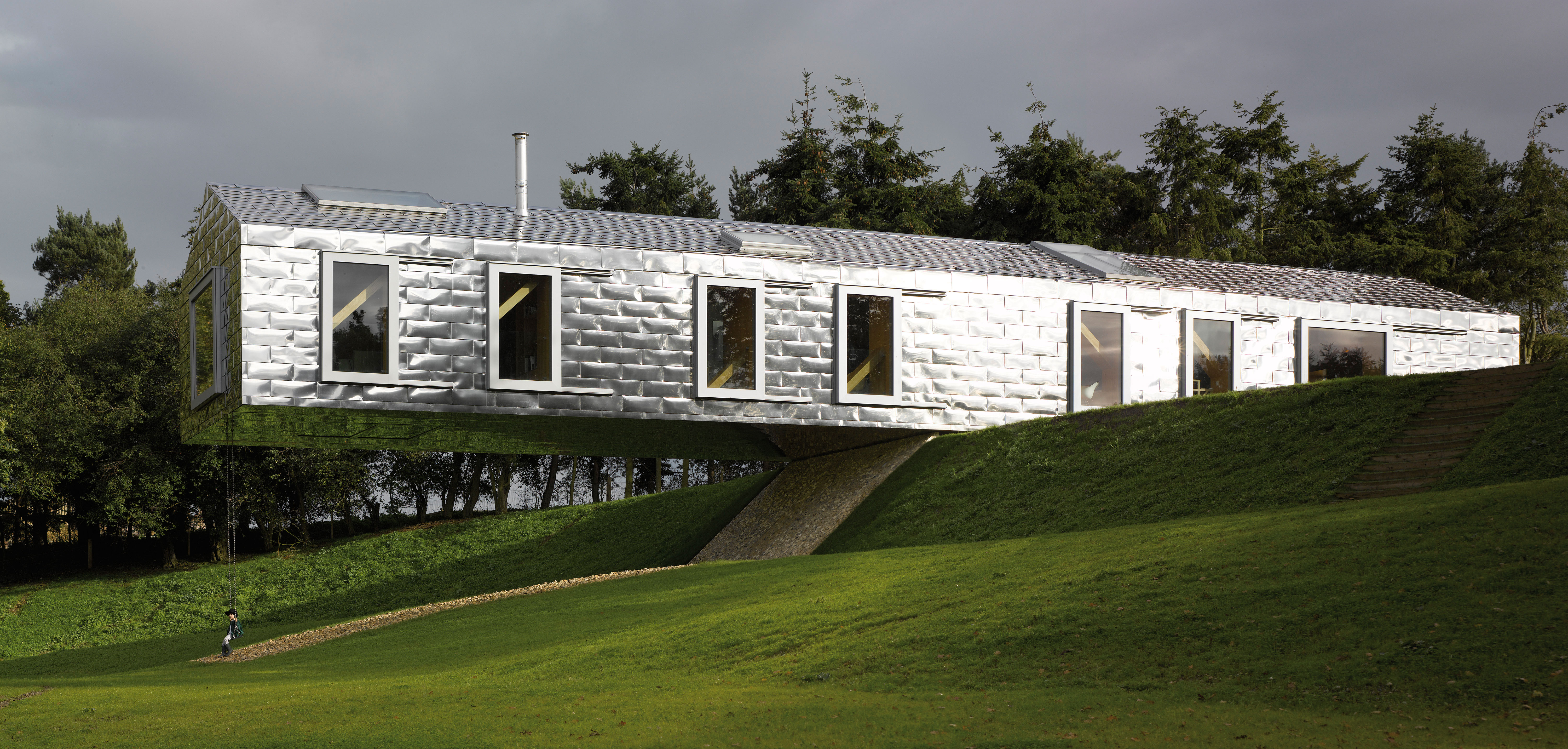 Balancing barn. La maison sur le point de basculer (� Edmund Sumner)