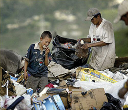 Des enfants qui se nourrissent sur une décharge, aux abords de Tegucigalpa, la capitale du Honduras