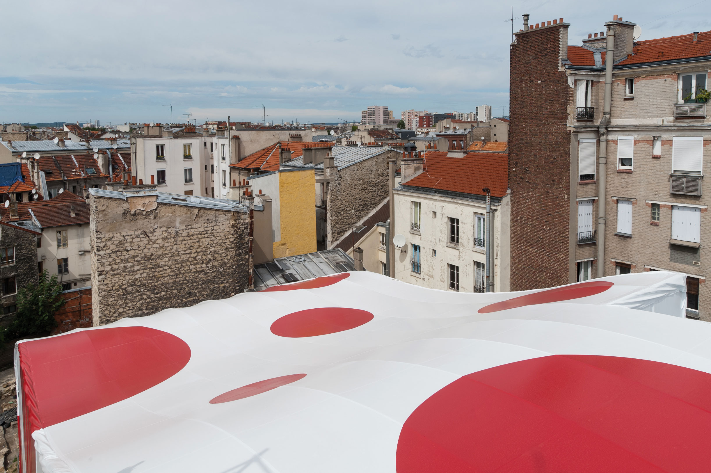 La bâche colorée détonne dans ce quartier populaire injustement redouté