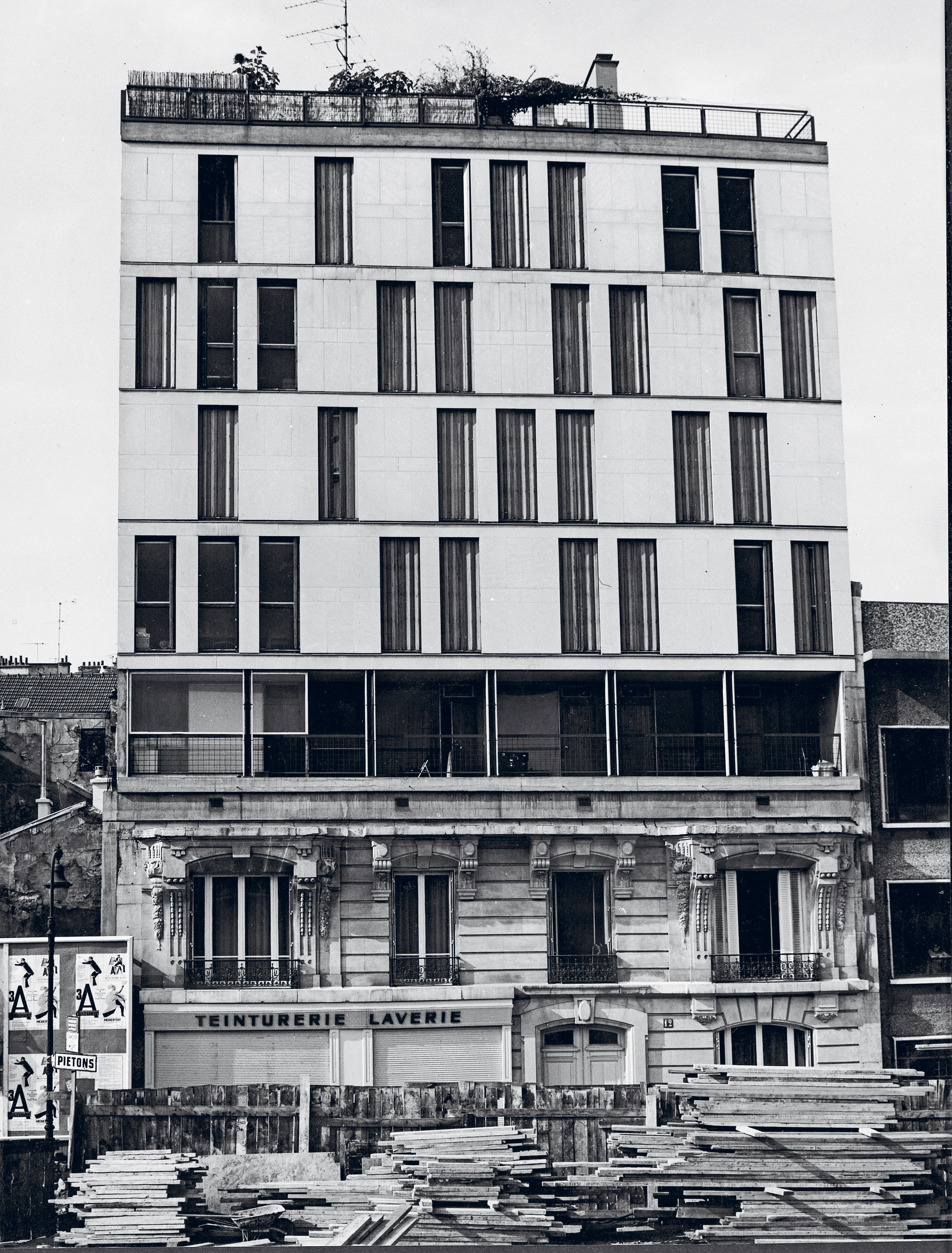 Une maison sur un toit: la façade de l’immeuble de la rue de l’Epée- de-Bois, 1967