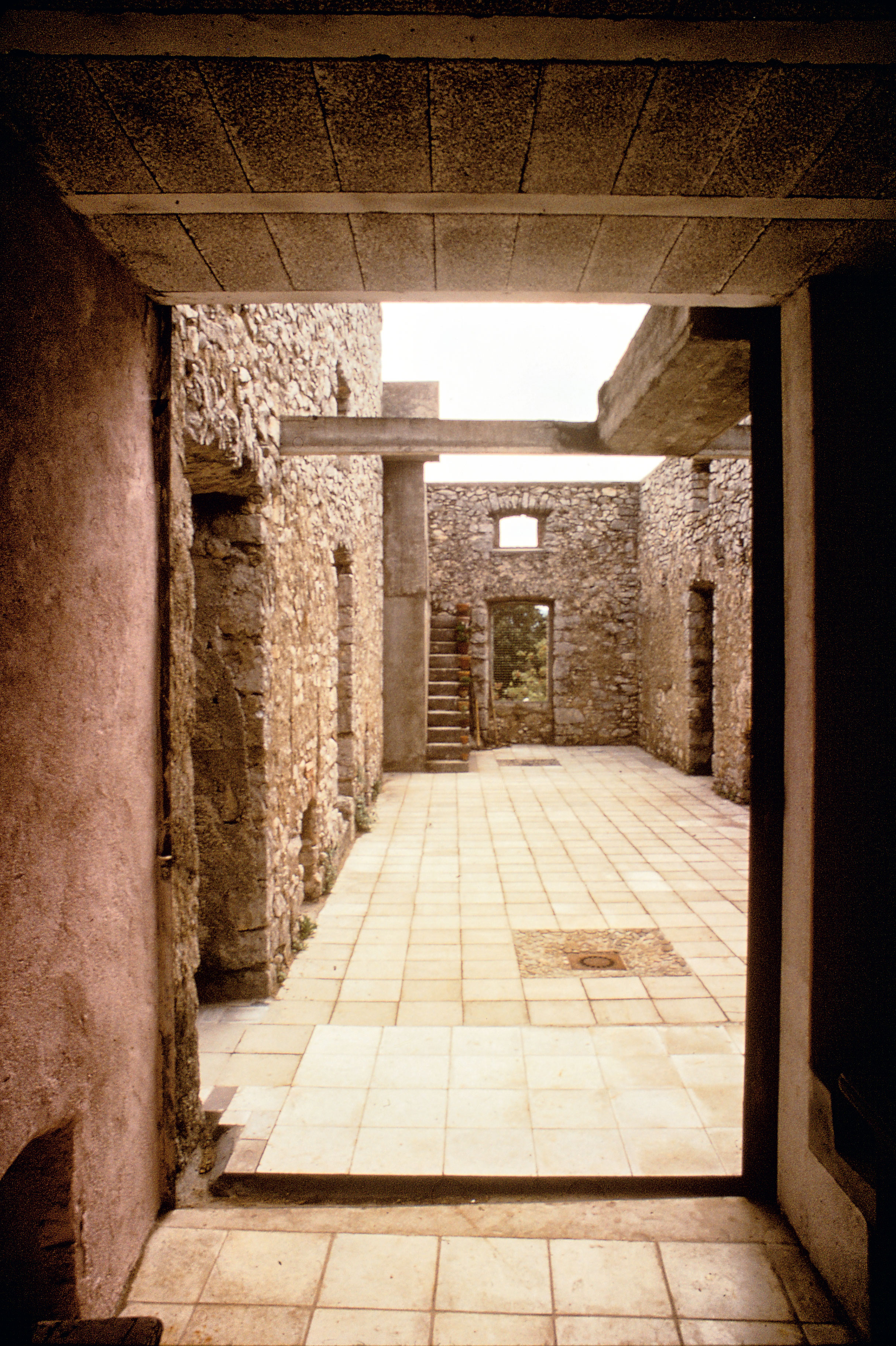 Maison Labeaume, la cour est depuis la cuisine (archives Paul Chemetov)