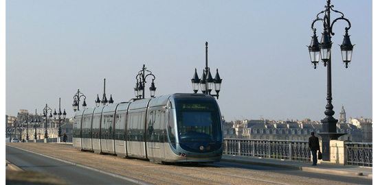 A Bordeaux, les lignes de tramway mettent en oeuvre, sur une partie importante du réseau, une technique d’alimentation électrique par le sol. Ce système d’alimentation nécessite un troisième rail situé à mi-distance des deux autres. Cette solution aura permis de supprimer la ligne d’alimentation électrique aérienne dans la partie historique de la ville.