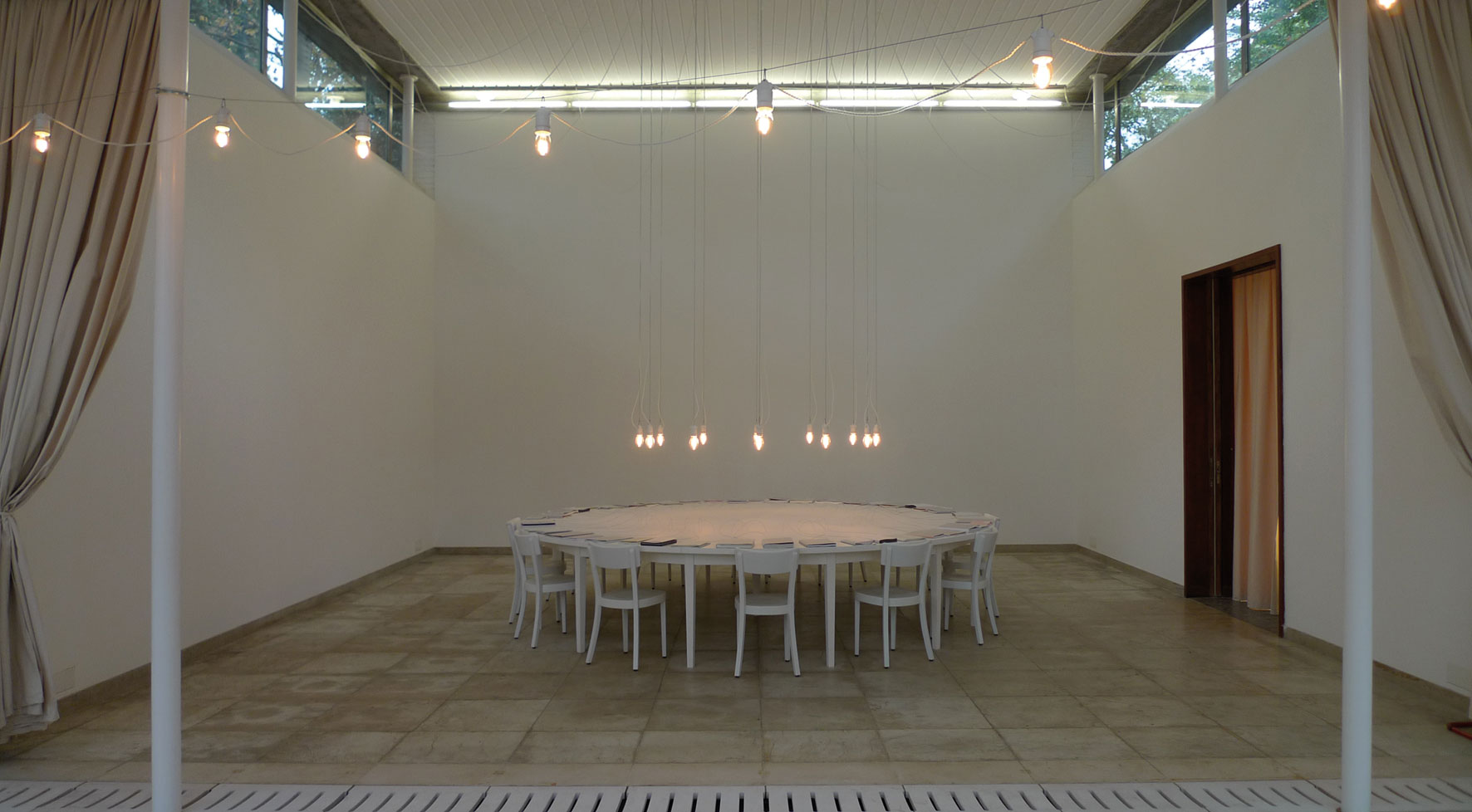 La table de lecture dans la partie du pavillon qui donne sur la cour