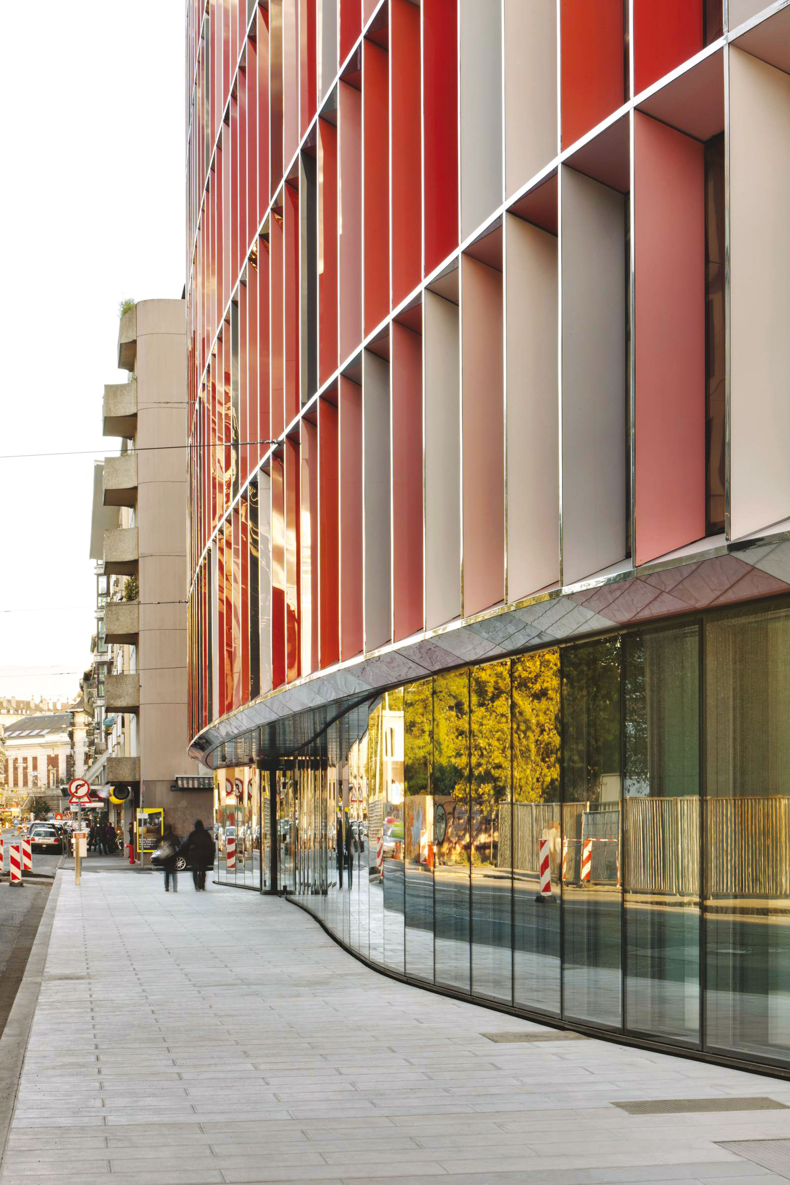 Vue depuis le boulevard Saint-Georges?: la légère inflexion indique l’entrée du bâtiment