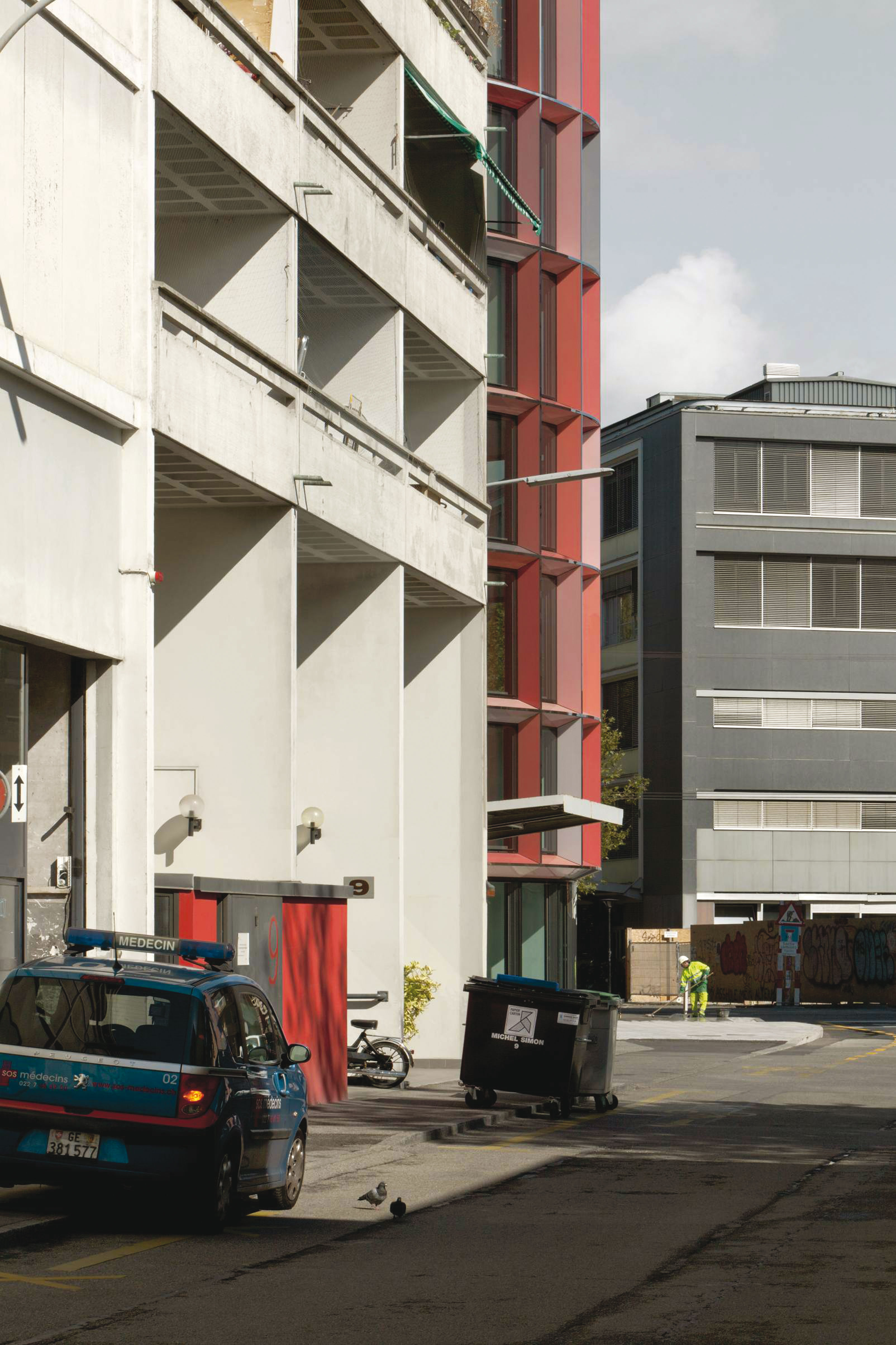 Vue depuis la rue Michel-Simon?: le rouge du porche se retrouve dans la composition du SGC