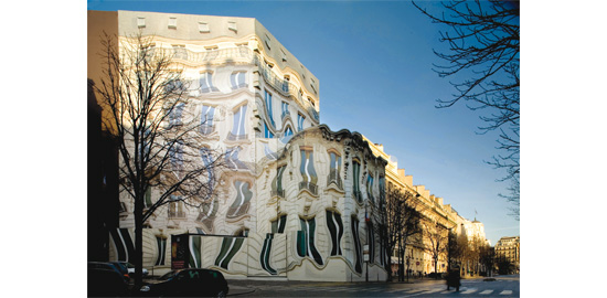 Mise en scène Bleecker, avenue Georges V, Paris en collaboration avec Pierre Delavie