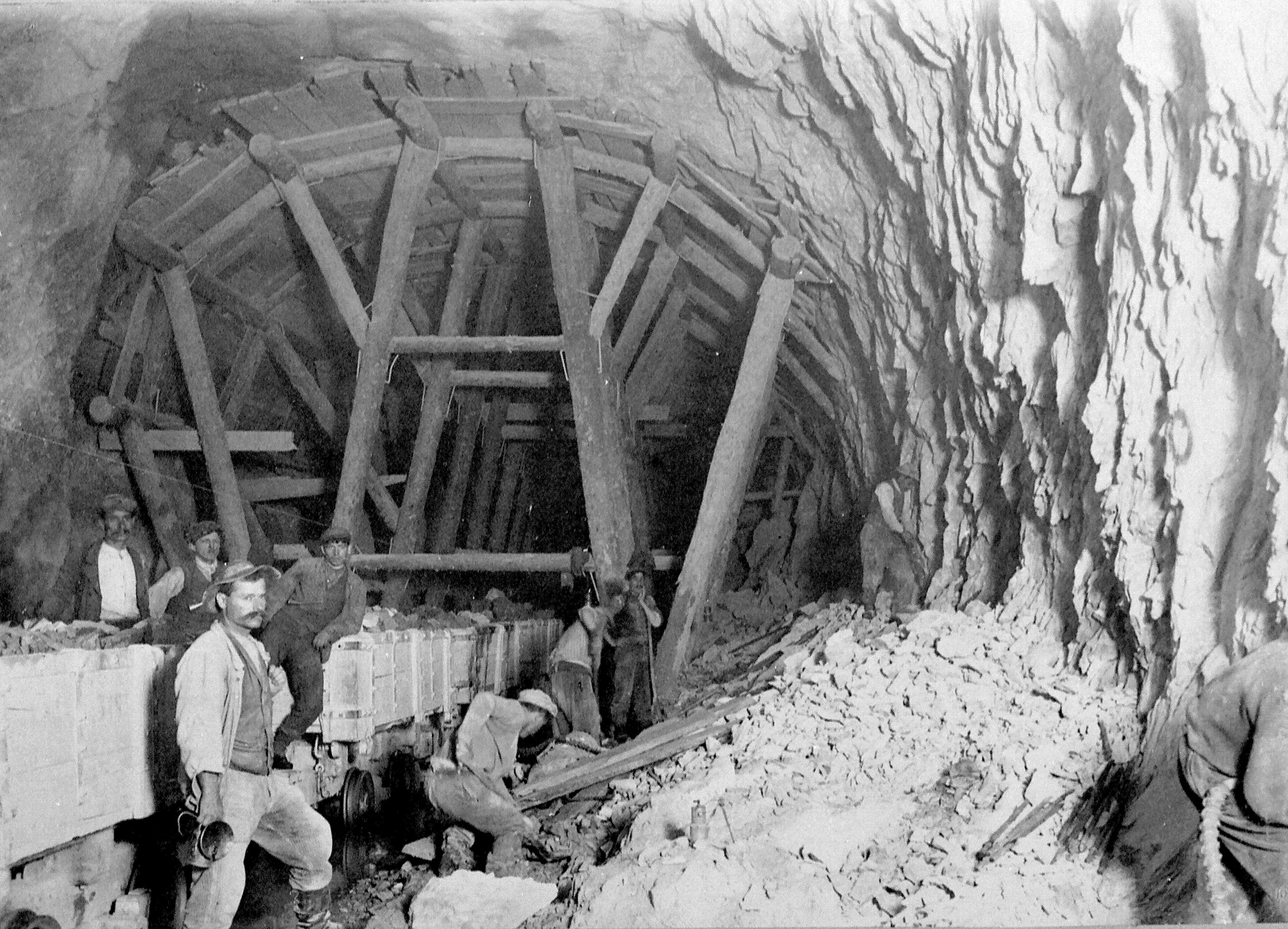 Percement du tunnel de faîte du Lötschberg inauguré en 1913