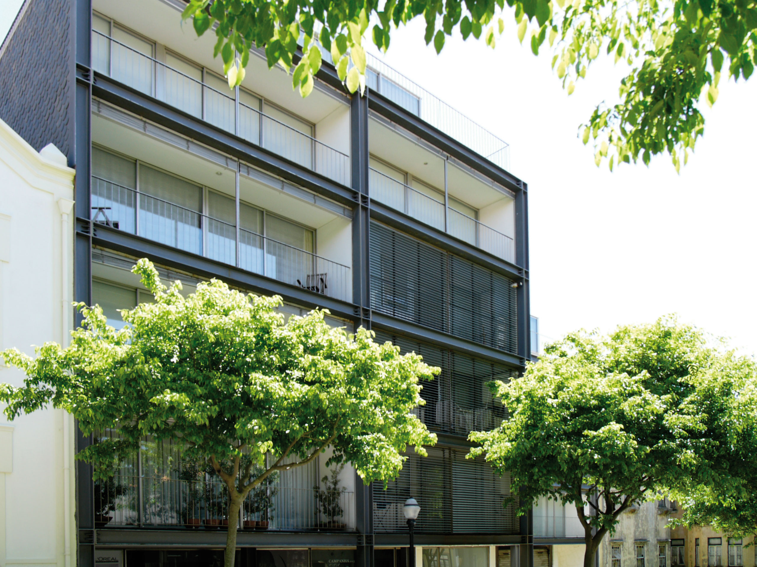 Immeuble de logements à la rua Teatro, Eduardo Souto de Moura, Porto: petit immeuble qui ne paie pas de mine. Il s’élève au milieu d’une ruelle de Porto. «Je me baladais dans le coin avec Siza. Je lui montre cet édifice, lui expliquant que c’est moi qui l’ait réalisé. Il me dit que ça fait très Suisse. C’est drôle, j’ai précisément fait un séjour en Suisse avant de construire ce bâtiment. C’est en métal, droit, rigoureux, rationnel et modulaire.»