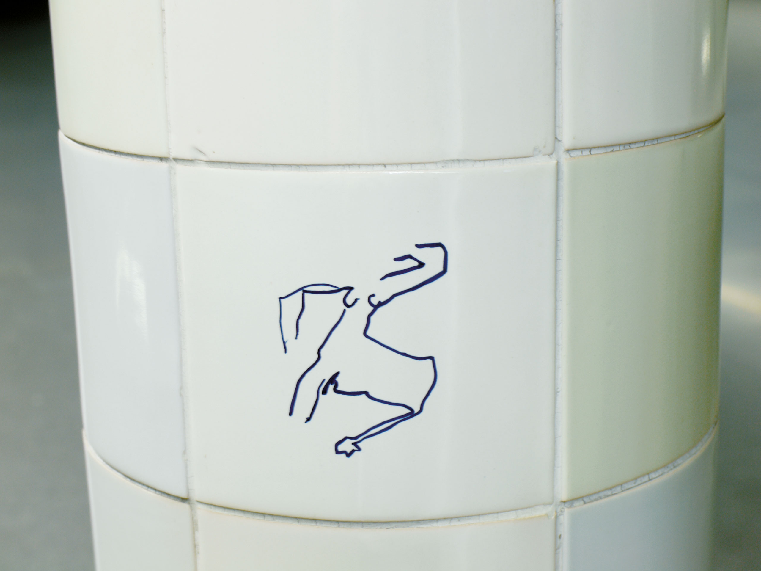Dessin de Álvaro Siza à la station de métro de São Bento, Porto: De 1997 à 2005, Eduardo Souto de Moura se consacre à la réalisation du métro de Porto. A l’époque, c’est le plus gros projet de construction de l’Union européenne. L’architecte remporte le concours, et est donc chargé de réaliser le réseau dans sa totalité, soit 60 km et quelque 80 stations. « Je n’avais pas envie de consacrer ma vie à la construction d’un métro. » Souto de Moura ne réalise finalement que douze s