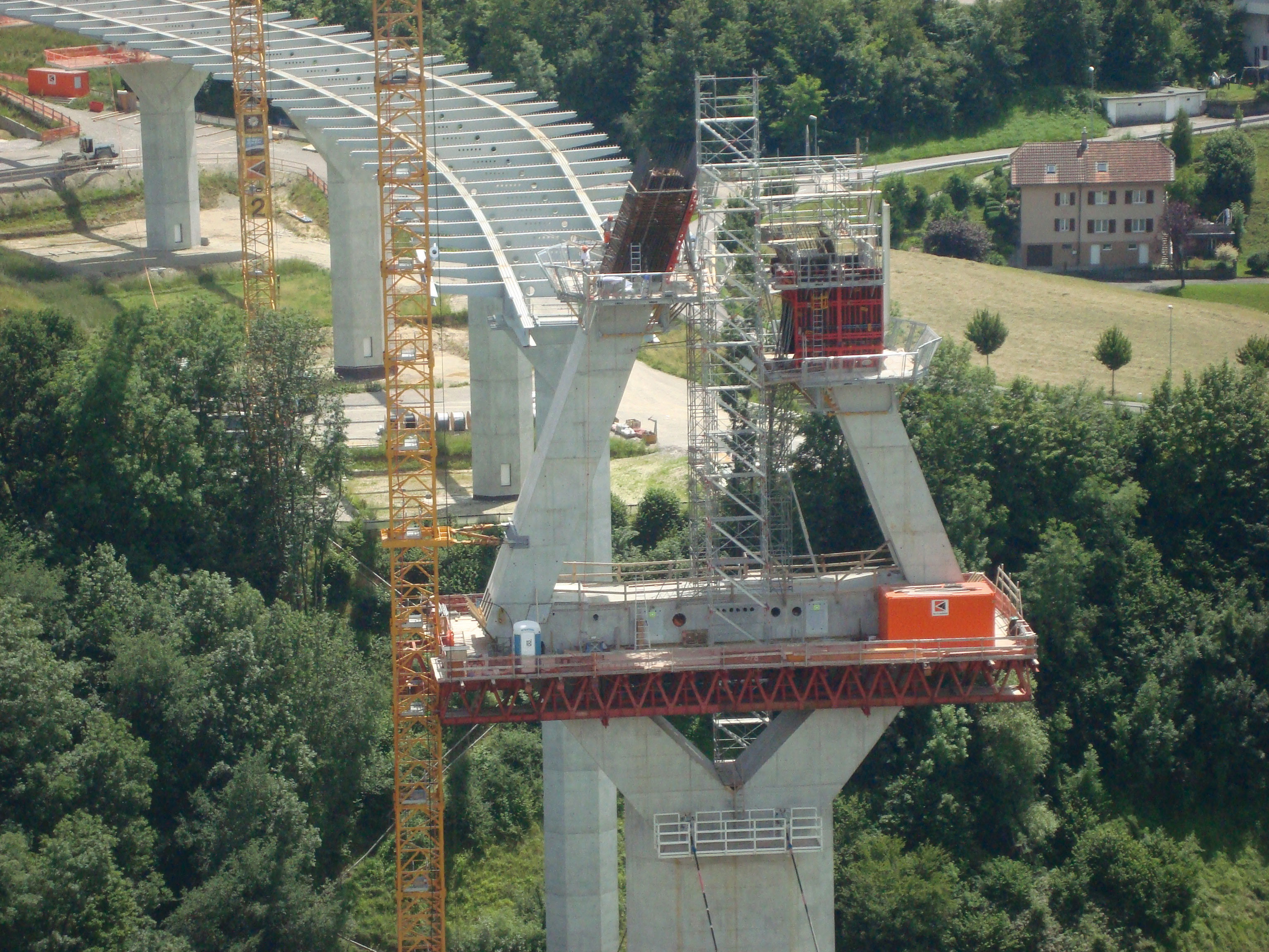 Plateforme no 2 et coffrage du Y inversé. Les travaux se déroulent alors à près de 100 m du sol