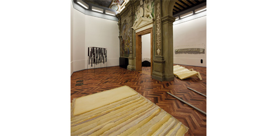 Vue de l’exposition «When Attitudes Become Form: Bern 1969/Venice 2013». De gauche à droite: travaux d’Eva Hesse, Reiner Ruthenbeck, Gary B. Kuehn, Keith Sonnier, Bill Bollinger