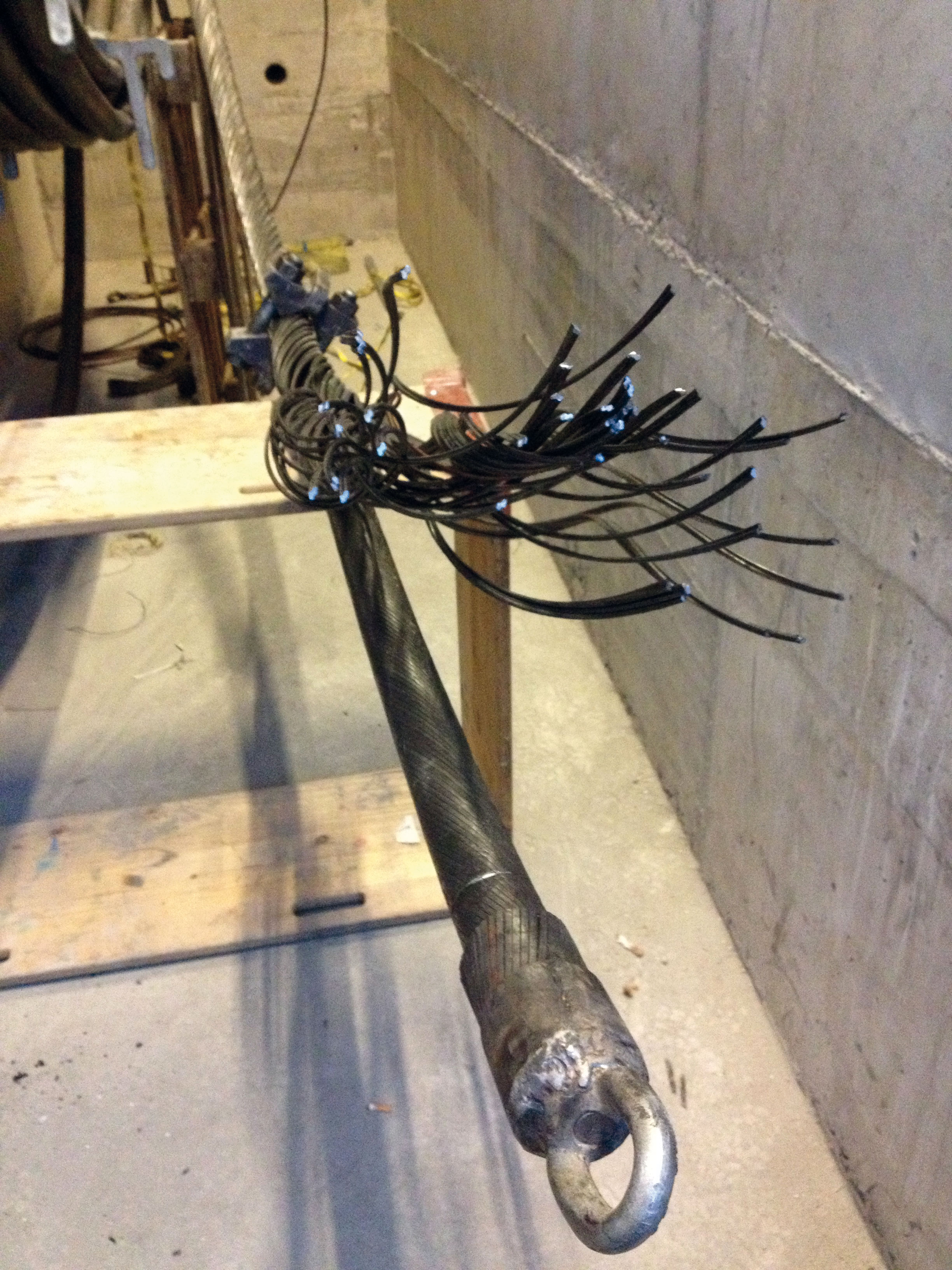 Démontage câble porteur pour récupérer la fibre optique