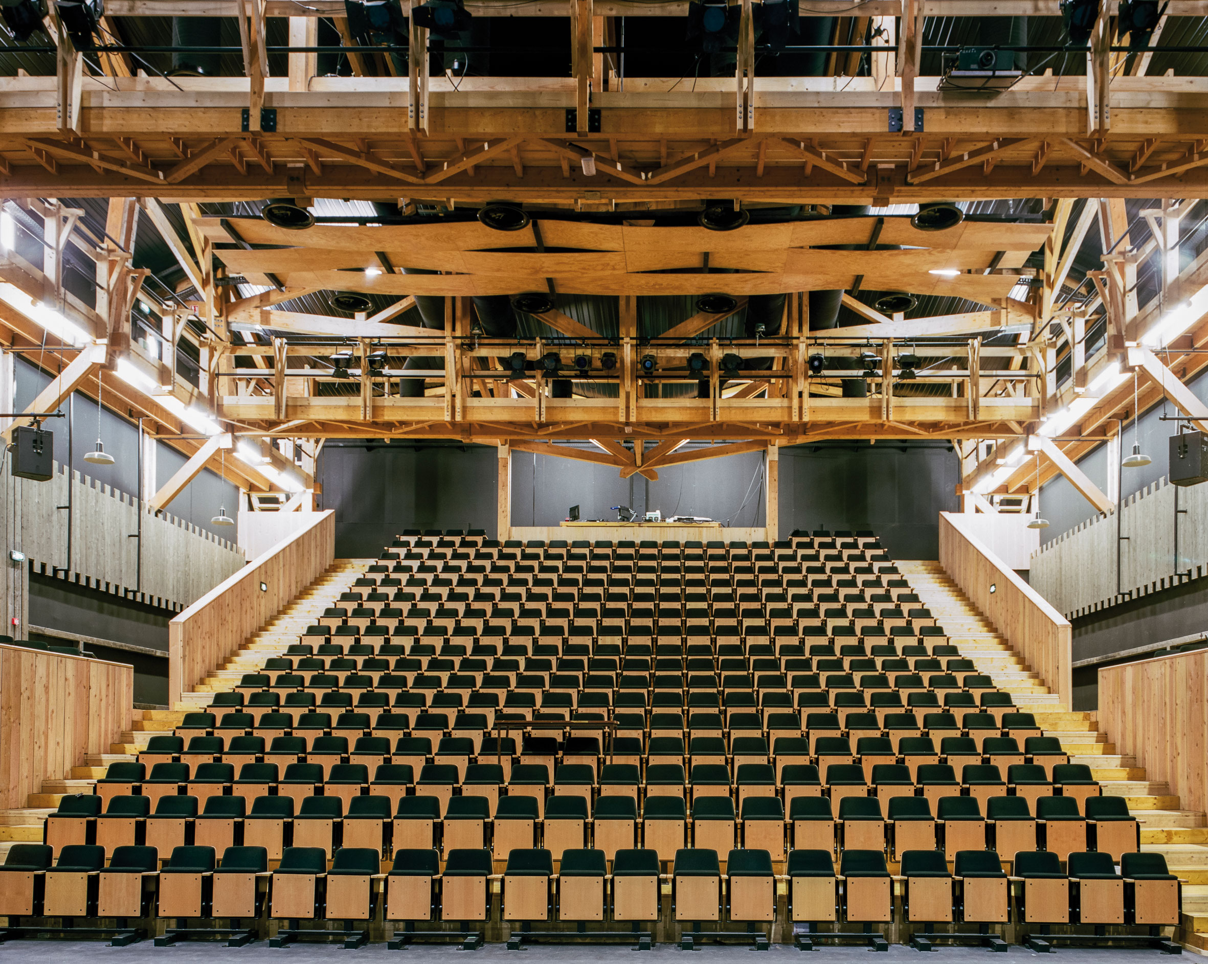 La grande salle des Plateaux, capacité de 372 personnes