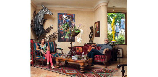 «Philippe Dodard et son épouse, Raphaëlle Villard, dans leur salon. Philippe Dodard est artiste et directeur de l’Ecole nationale d’art; ses sculptures abstraites apparaissent dans de nombreuses collections d’entreprises du pays. Raphaëlle Villard, elle, cultive des espèces rares d’orchidées. Montagne-Noire», Arnaud Robert