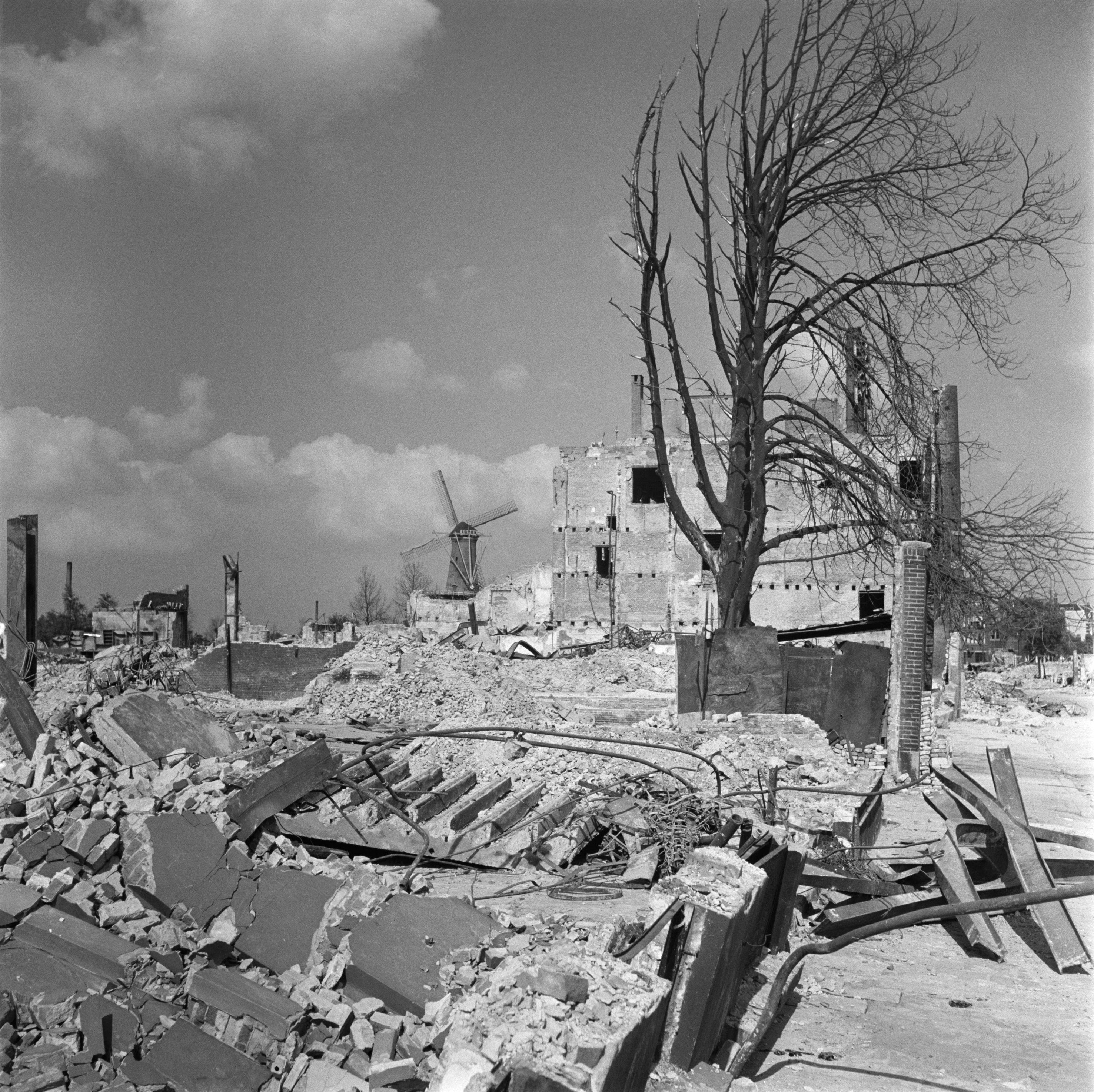 Eva Besnyö, Rotterdam détruit (Maria Austria Instituut Amsterdam)